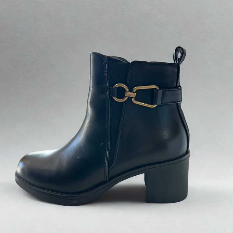 Botines IMARA negros de mujer con tacón medio, detalle dorado y diseño elegante disponibles en Jenkoshop.