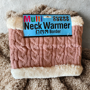 Braga de cuello reversible Multi Neck Warmer Border con diseño trenzado y forro polar suave, disponible en colores blanco, gris, negro, rojo y rosa. Ideal para invierno y actividades al aire libre.