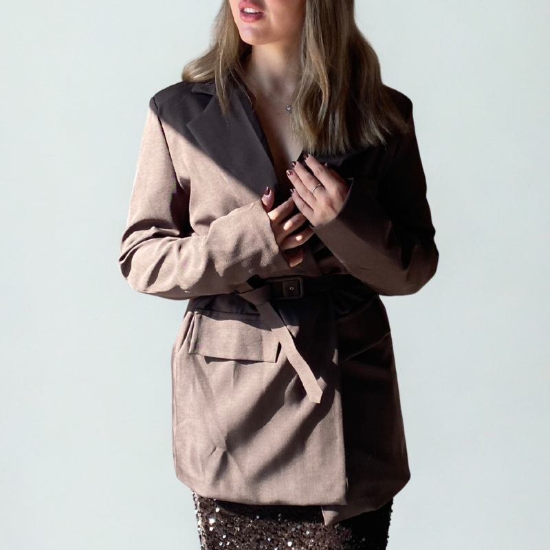 Blazer marrón con cinturón para mujer, chaqueta entallada elegante para oficina o eventos.